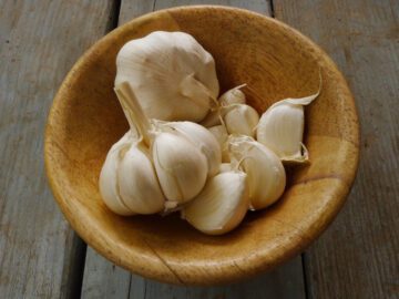 Garlic (Allium sativum) supports heart health by lowering blood pressure, improving cholesterol, and providing antioxidant protection.