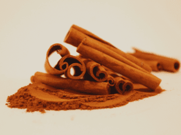فيتاميناتي القرفة (Cinnamomum verum)، توابل طبيعية تعزز تنظيم السكر في الدم، تحسين حساسية الأنسولين، ودعم صحة القلب بخصائصها المضادة للأكسدة