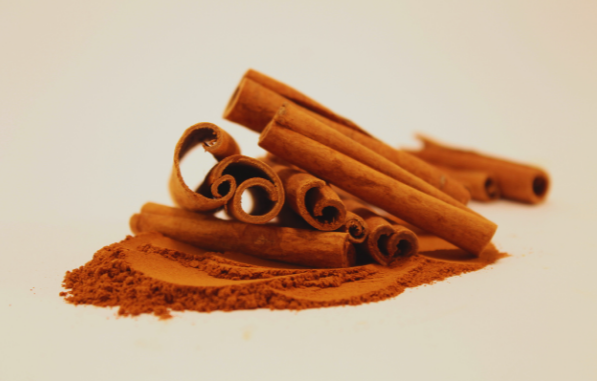 فيتاميناتي القرفة (Cinnamomum verum)، توابل طبيعية تعزز تنظيم السكر في الدم، تحسين حساسية الأنسولين، ودعم صحة القلب بخصائصها المضادة للأكسدة