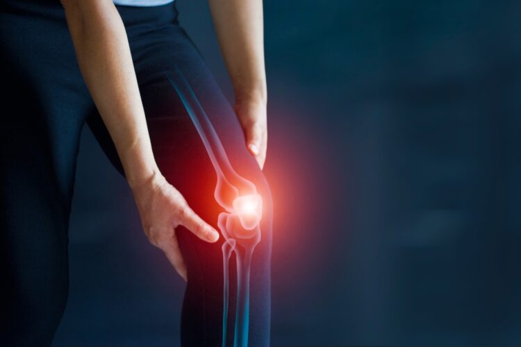 شرح التهاب المفاصل Osteoarthritis: مرض مفصلي تنكسي يسبب الألم والتيبس وانخفاض الحركة، مما يؤثر على الأنشطة اليومية.