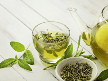فيتاميناتي الشاي الأخضر،غني بمضادات الأكسدة، قد يساهم في الوقاية من السرطان، دعم العلاج، وتعزيز المناعة ضد عودة المرض