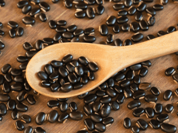 VITAMINATI Mucuna pruriens, or velvet bean, is valued for its natural L-dopa content, aiding dopamine production and motor symptoms in Parkinson’s disease.