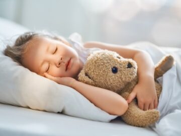 VITAKIDS Moon Natural Sleep Support for Kids offers a gentle solution. This tasty gummy supplement contains Melatonin and Vitamin B6