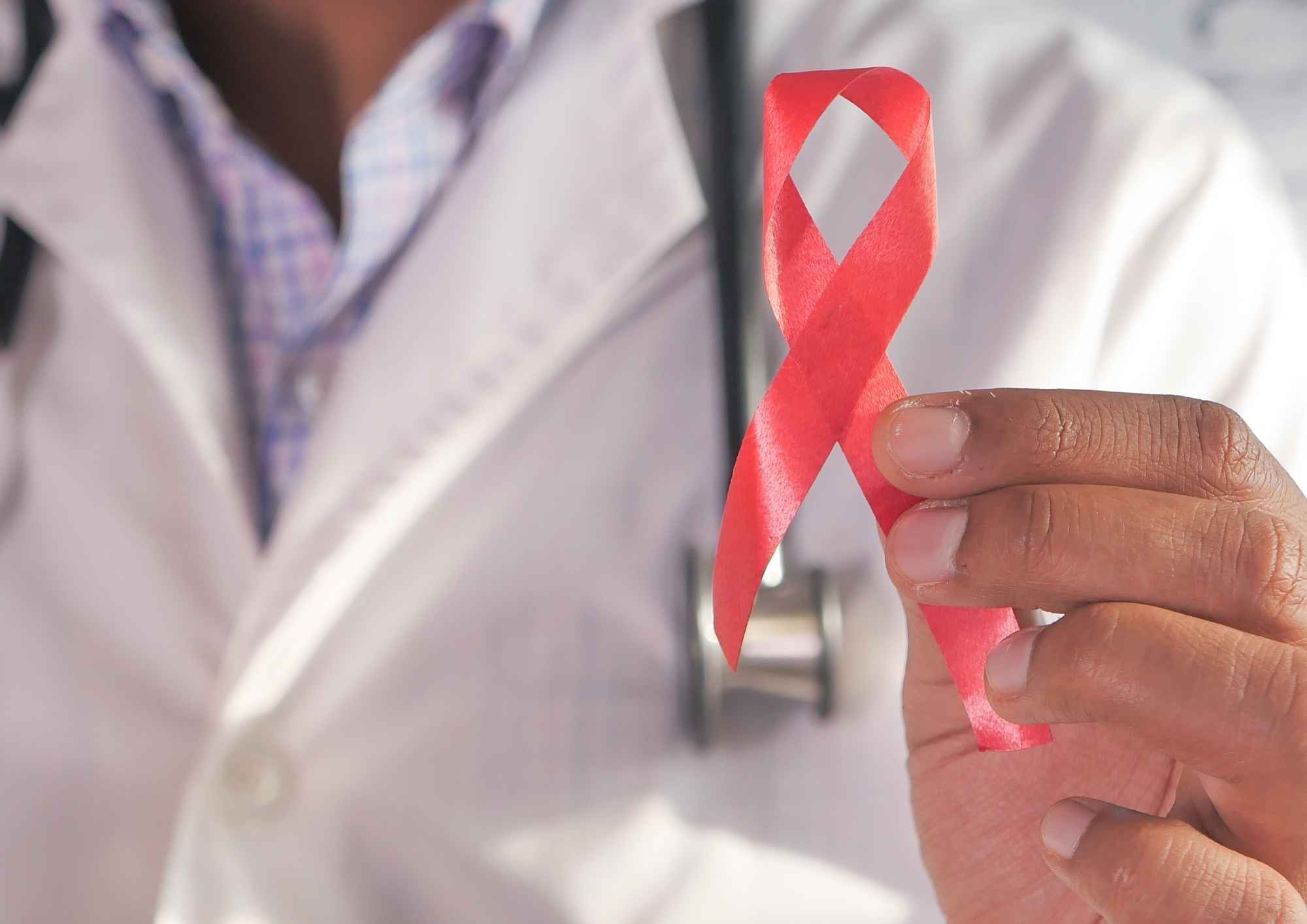 فيروس نقص المناعة البشرية (HIV) والإيدز: الوقاية والعلاج وأهمية الفحص الدوري